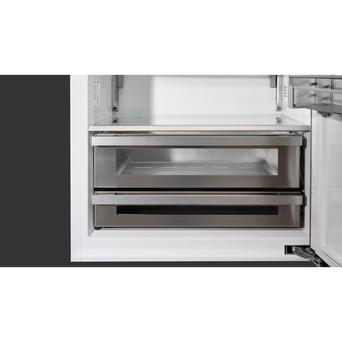 Fulgor Milano 18.5 cu.ft Pro Fridge/Freezer, 700 Series, RH, Stainless Cladded Top Compressor Unit, Pro Badge, Handle, Single Convertible Bottom Drawer, 2 Temp Zones, White Interior, Ice Maker