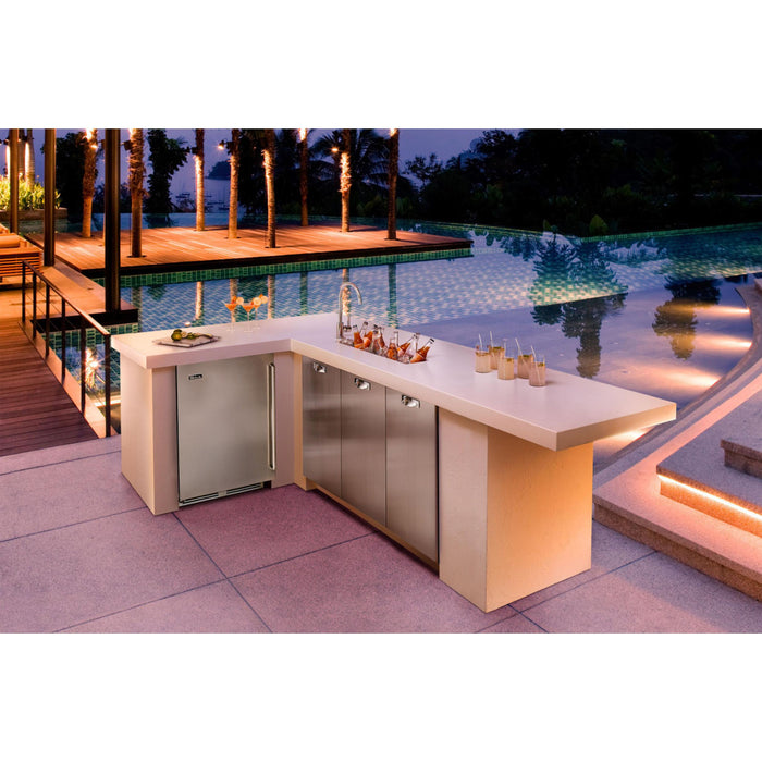 Perlick C-Series 5.2 cu.ft Outdoor Refrigerator, Stainless Steel Solid Door